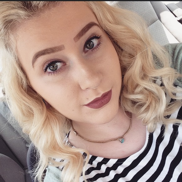Profile Picture of Kristine Roberts (@kkristinemarie) on Poshmark
