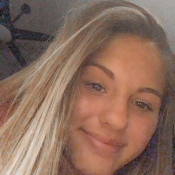 Profile Picture of Alexis Oneill (@oneillale) on Poshmark