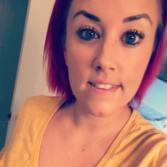 Profile Picture of Sarah Andrews (@sazsaz28) on Poshmark