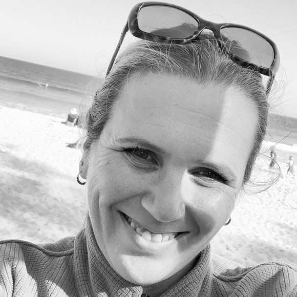 Profile Picture of Amy Murdock (@drmurdock) on Poshmark