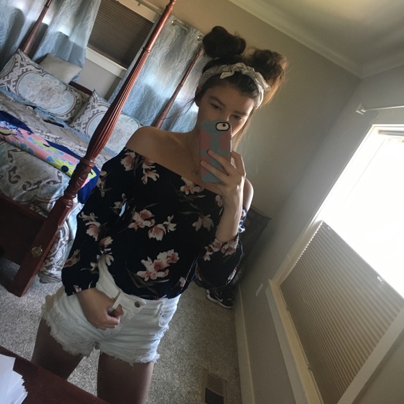 Profile Picture of Emily Manciu (@emilymanciu) on Poshmark