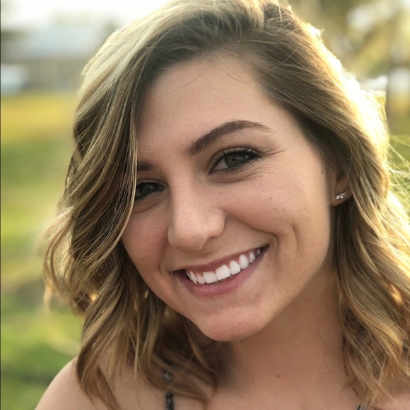 Profile Picture of Amanda Macphee (@amandamacphee) on Poshmark