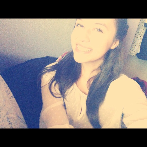 Profile Picture of Paola Chaparro (@sincerely_paola) on Poshmark