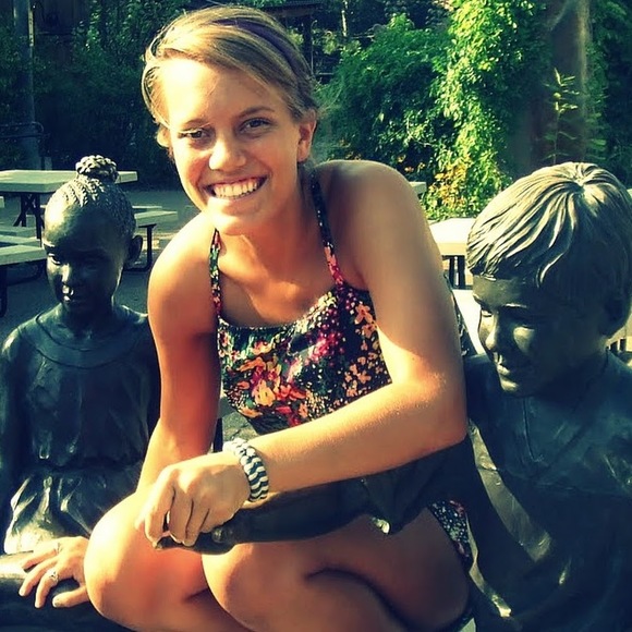 Profile Picture of Emily Passauer (@epassauer) on Poshmark