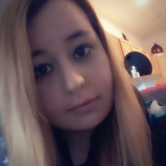 Profile Picture of Marina Lucius (@poptarthearts) on Poshmark