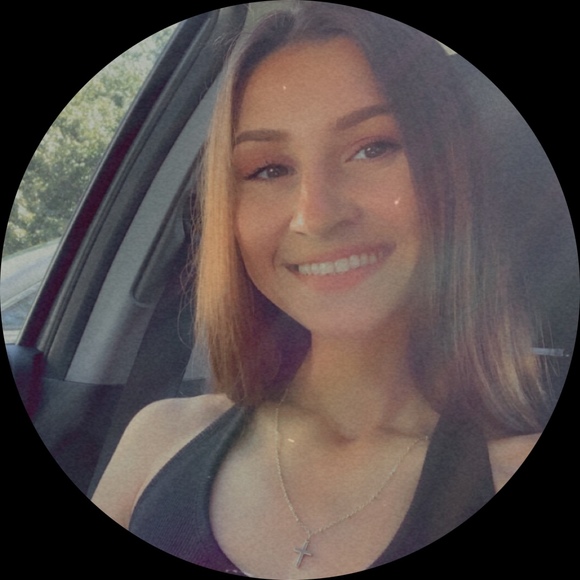Profile Picture of Alana Andrews (@alanaa98) on Poshmark