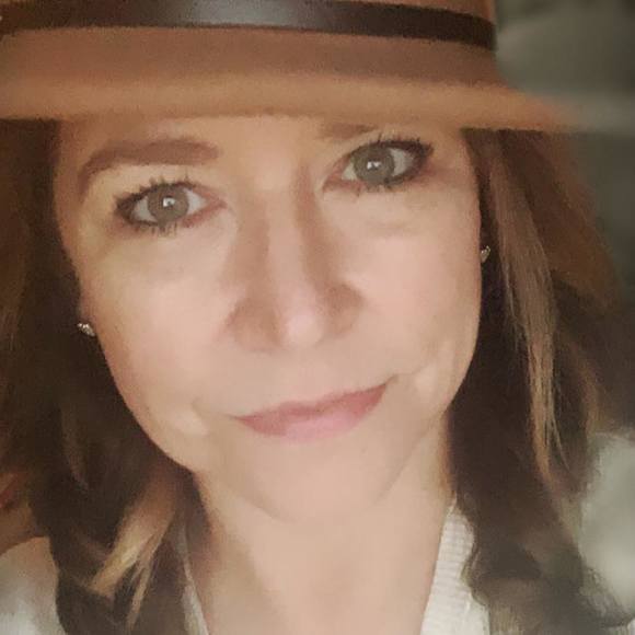 Profile Picture of Lisa Dobbs (@ldinbnt) on Poshmark