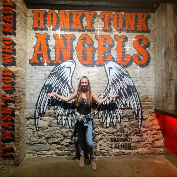 Profile Picture of Kim Barry (@kbh421) on Poshmark