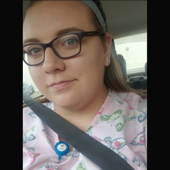 Profile Picture of Laura Arterburn (@arterburn12) on Poshmark