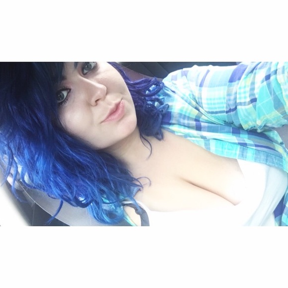 Profile Picture of Amber Roeglin (@amberroseroe) on Poshmark