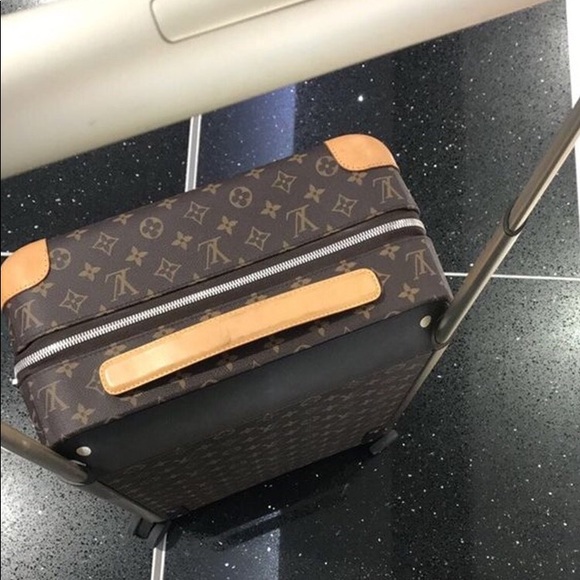 Profile Picture of Nhan Phan (@yosupremelv) on Poshmark