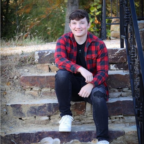 Profile Picture of Andrew Lingle (@andrewlingle) on Poshmark