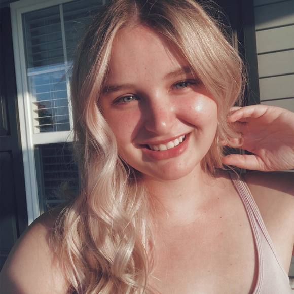 Profile Picture of Sara Nutter (@s_nutter) on Poshmark