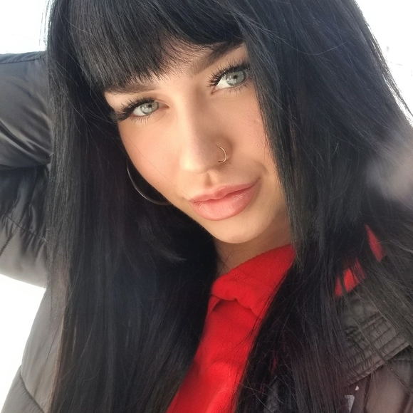 Profile Picture of Alexandra Allaire (@alexallaire) on Poshmark