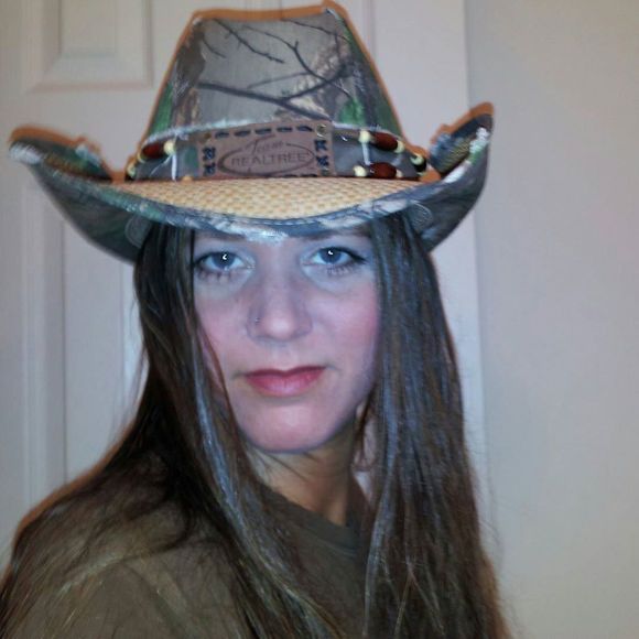 Profile Picture of Carla Hubbard (@cdhubbard) on Poshmark