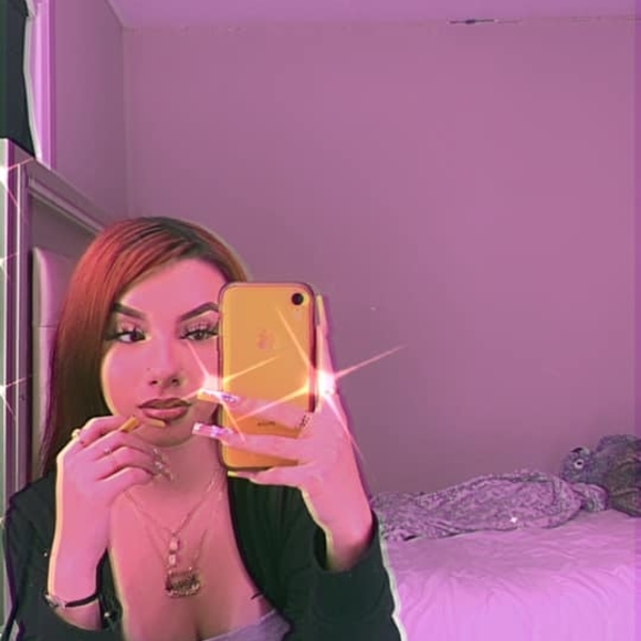 Profile Picture of Nayeli Robles (@pxpinx) on Poshmark