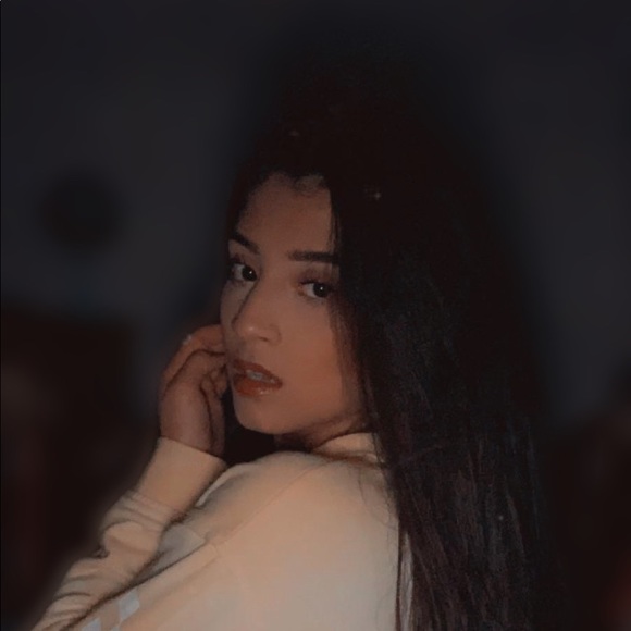 Profile Picture of Alexandra Izquierdo (@aiizquierdo19) on Poshmark