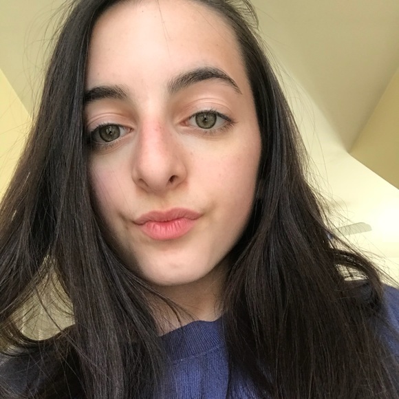 Profile Picture of Danielle Holzapfel (@dholzapfel18) on Poshmark