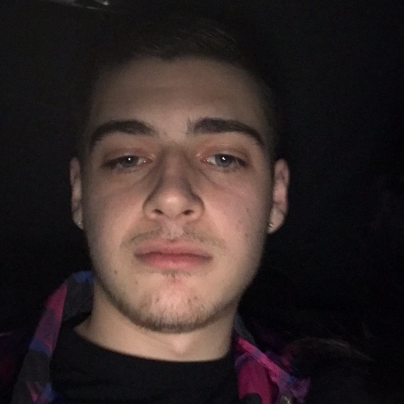 Profile Picture of Matt Verrone (@streetwear1998) on Poshmark