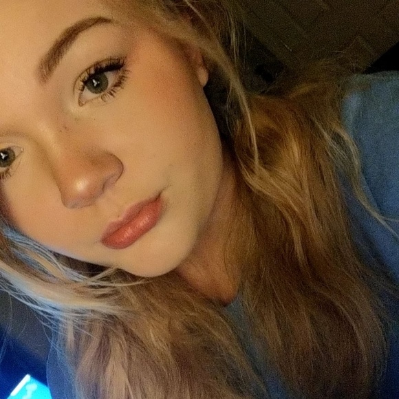 Profile Picture of Hadley Davis-harper (@hdavisharper) on Poshmark