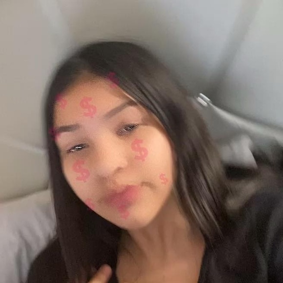 Profile Picture of Itzel Herrera (@itzelherrera220) on Poshmark