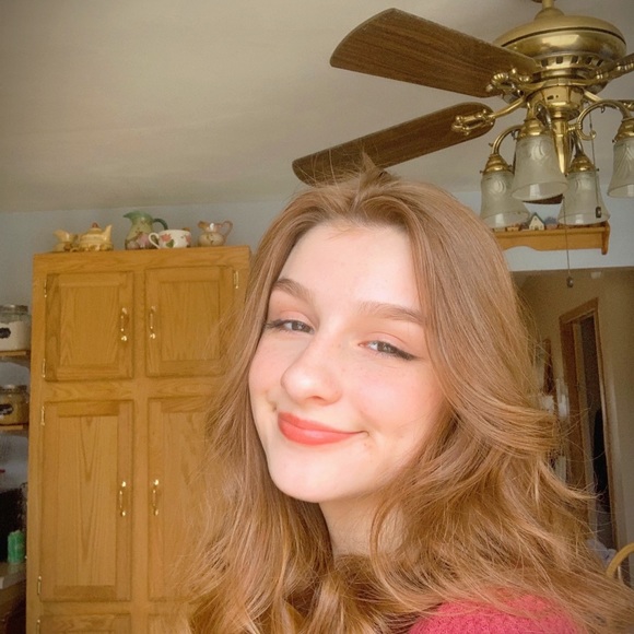 Profile Picture of Emily Alvarez (@emilyalvarez126) on Poshmark