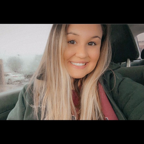 Profile Picture of Taylor Walsh (@taylorwalsh943) on Poshmark