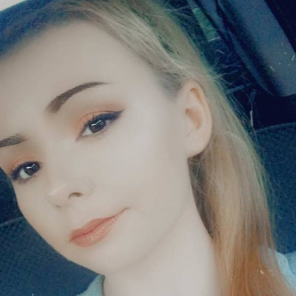 Profile Picture of Sarah Capettini (@captsarah) on Poshmark