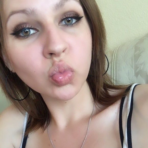 Profile Picture of Nichole Dosty (@nicholedosty) on Poshmark
