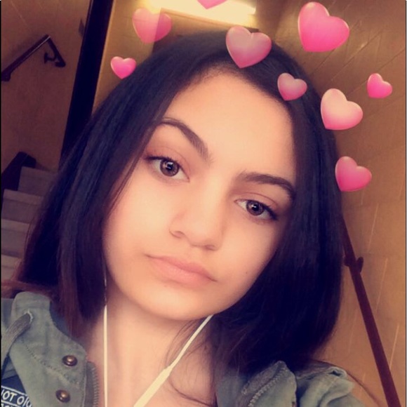 Profile Picture of Violet Boffa (@violetboffa2004) on Poshmark