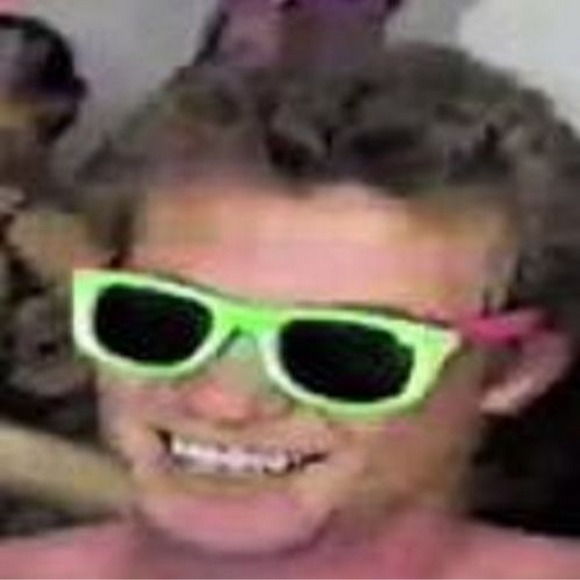 Profile Picture of David Nascimento (@boyneedoor) on Poshmark