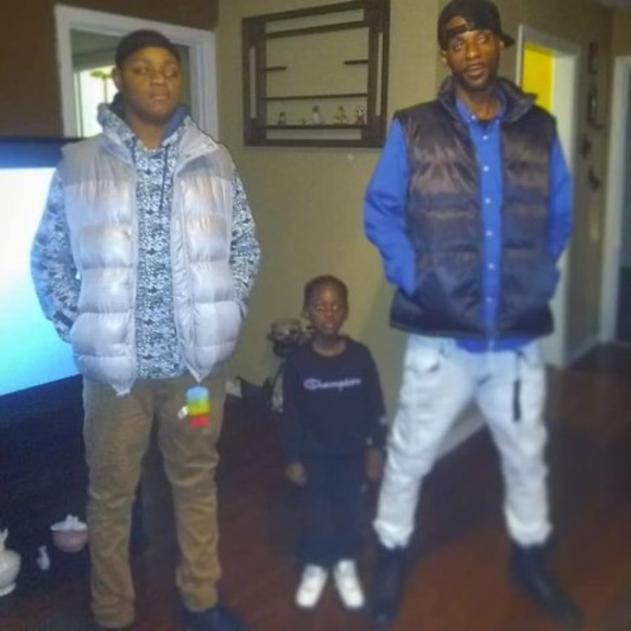 Profile Picture of Ray Bates-green (@raytbates85) on Poshmark