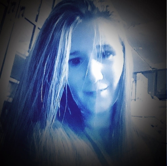Profile Picture of Nicole Vanmierlo (@n_vanmierlo) on Poshmark