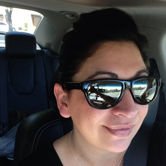 Profile Picture of Yolanda Samora (@yoli_1978) on Poshmark