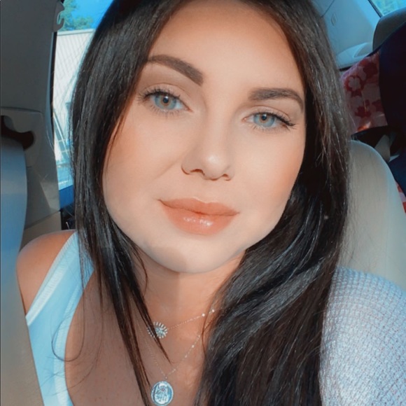 Profile Picture of Michaela King (@michaelaking367) on Poshmark