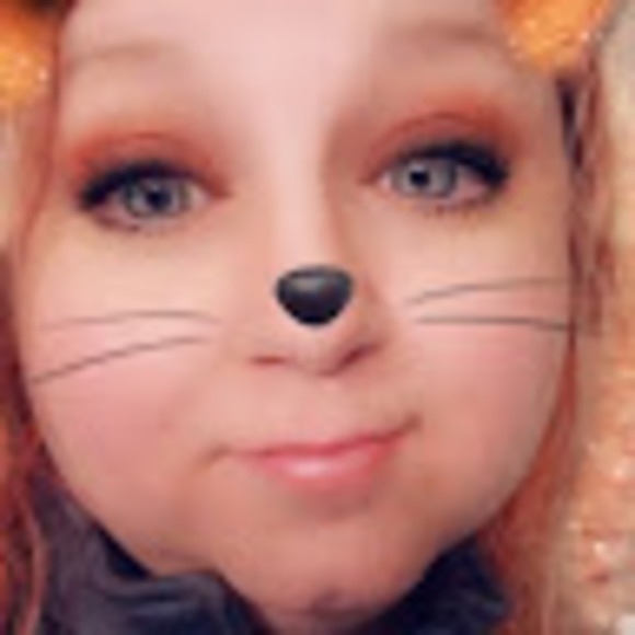 Profile Picture of Lisa Delfierro (@ldelfierro04) on Poshmark