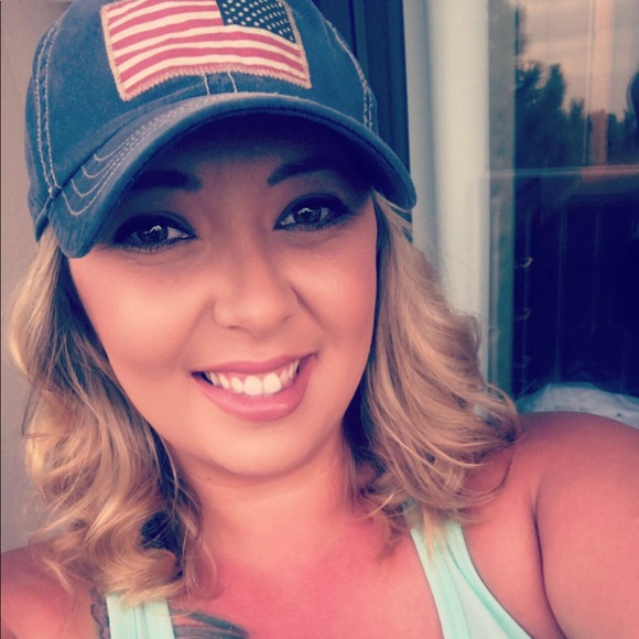 Profile Picture of Samantha Oggs (@samanthaoggs) on Poshmark