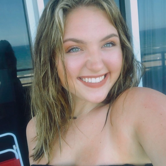 Profile Picture of Abbi Thursby (@abbithursby) on Poshmark