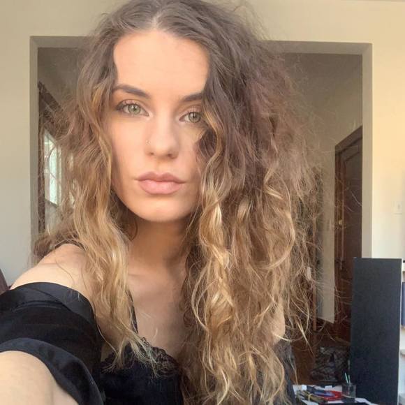 Emma Samenus - Poshmark Profile Picture of Emma Samenus (@emmmasam) on Poshmark