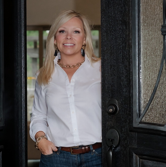 Profile Picture of Amy Yoder (@agentamyyoder) on Poshmark