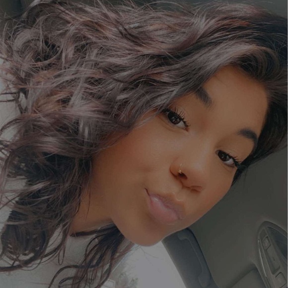 Profile Picture of Olivia Fueglein (@livvyfueg) on Poshmark