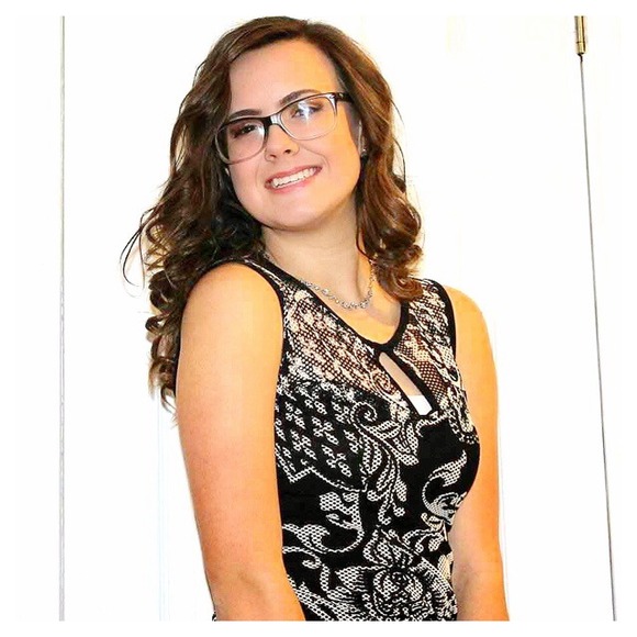 Profile Picture of Ella Grueber (@ellagrueber) on Poshmark