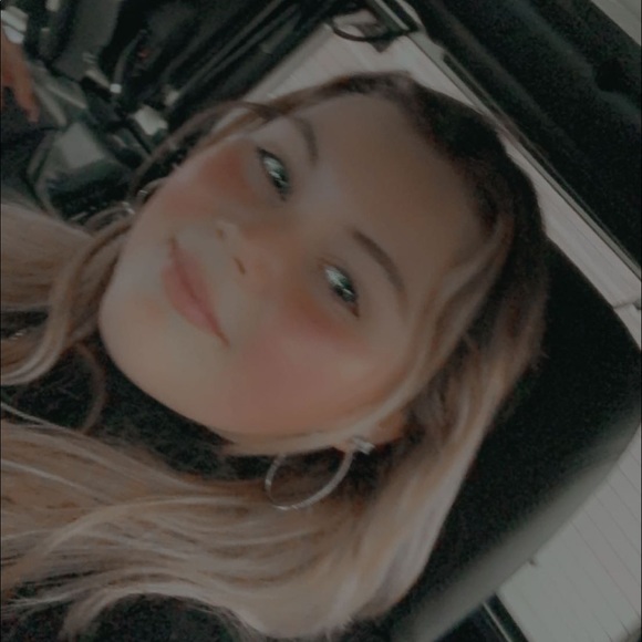 Profile Picture of Abby Fejes (@abbyfejes) on Poshmark