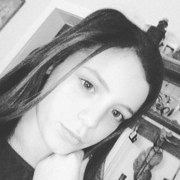 Profile Picture of Delaney Corless (@delaneydancer) on Poshmark