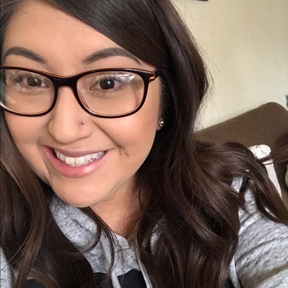 Profile Picture of Audrey Thomas (@audreyarissa) on Poshmark