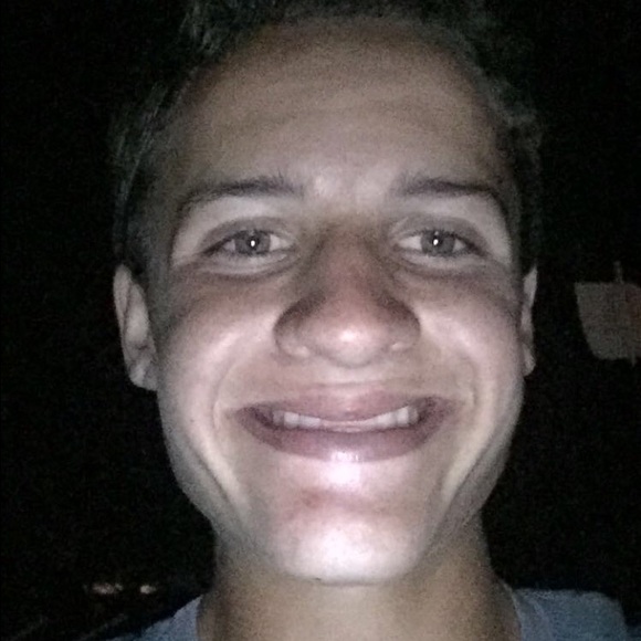 Profile Picture of Davis Helmrich (@helm343434) on Poshmark