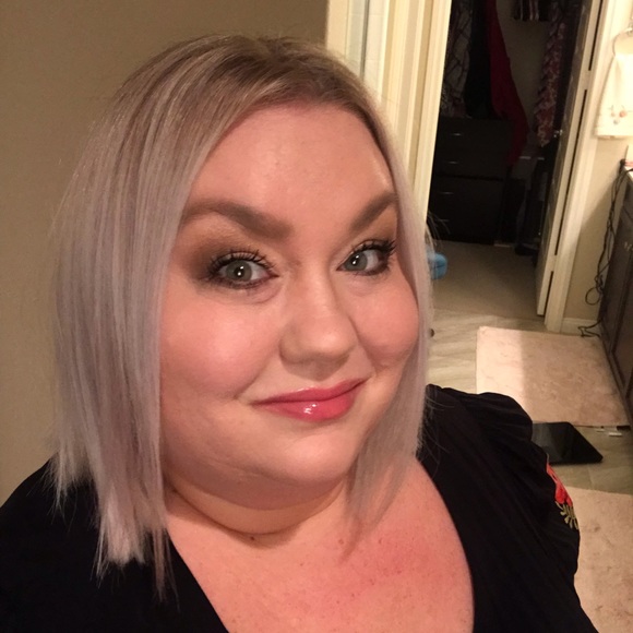 Profile Picture of Brandi Celestino (@brandicelestino) on Poshmark