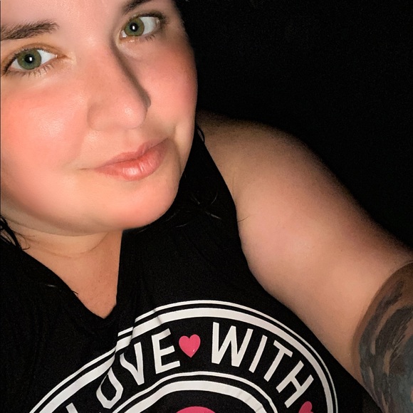 Profile Picture of Crystle Eicke (@ceicke3) on Poshmark