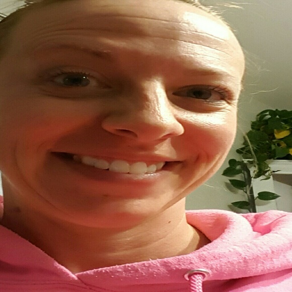 Profile Picture of Danielle Zacherl (@danirae911) on Poshmark