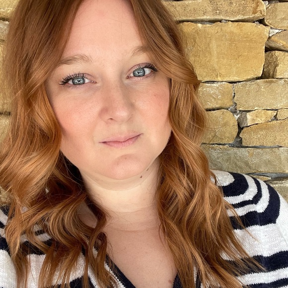 Profile Picture of Amanda Cushing (@ach1212) on Poshmark